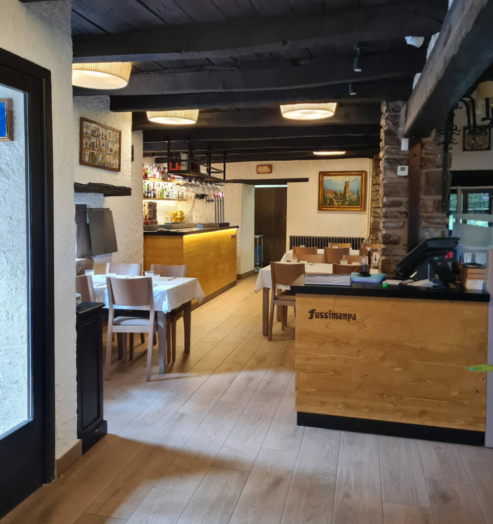 Comedor del restaurante Fussimanya tras la reforma, con madera y tonos neutros