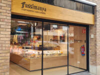 Interior de la carnicería Fussimanya en Granollers con vitrinas de madera a medida