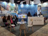 Stand de madera del Institut FP Sanitària en el Saló de l'Ensenyament